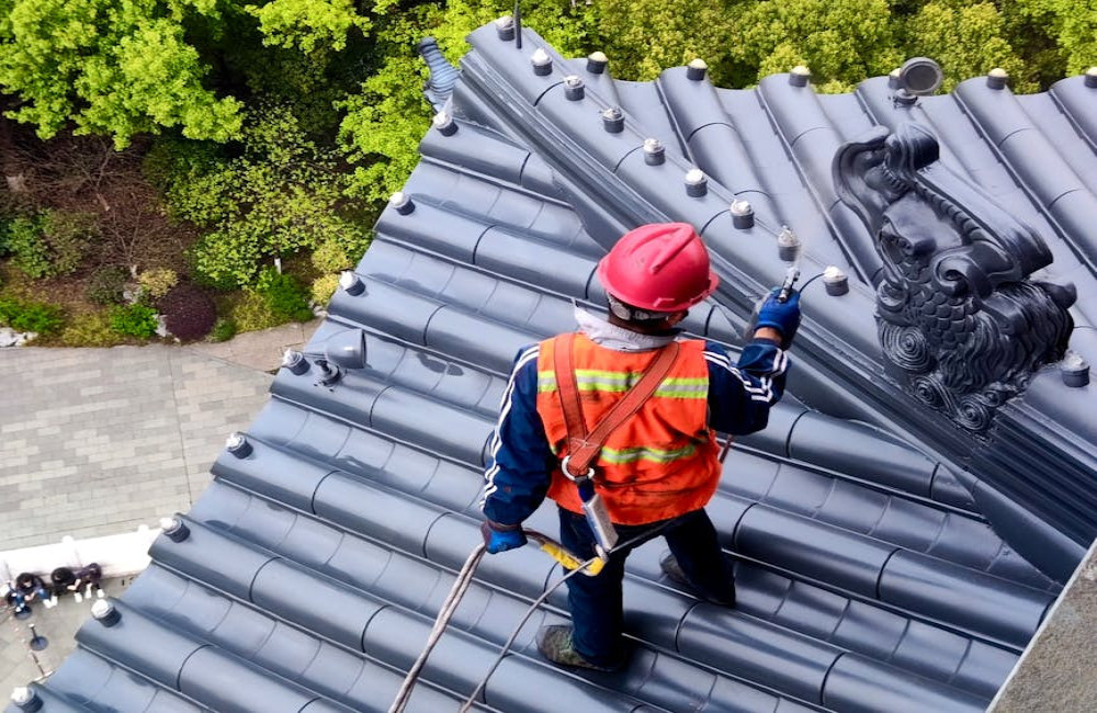 Hoe valbeveiliging bij hekwerken bijdraagt aan veilig werken